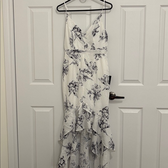 Black and White Floral Print High-Low Maxi Dress - Picture 4 of 4